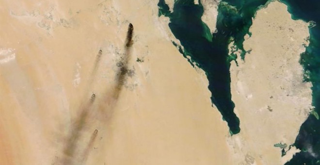 Imagen de las columnas de humo procedentes de las refinerías saudíes atacadas.- EFE/EPA/NASA
