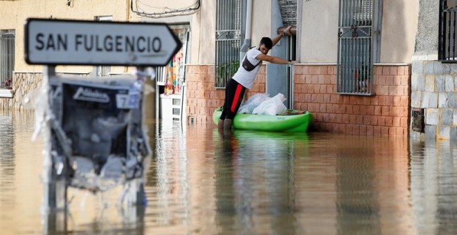 Vecinos de la población Dolores (Alicante) siguen con las tareas de limpieza tras la gota fría. EFE/ Manuel Lorenzo