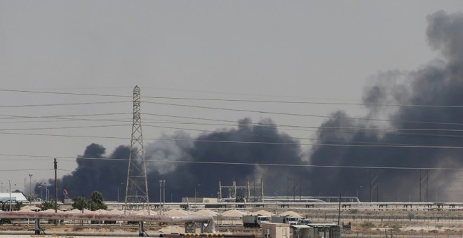 Columnas de humo en las instalaciones de la petrolera Aramco, en la ciudad de Abqaiq (Arabia Saudí). REUTERS / Stringer