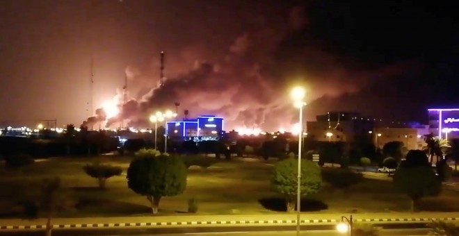 Columnas de humo del fuego provocado por el ataque de drones en las instalaciones de la petrolera estatal Aramco en Abqaiq (Arabia Saudita). REUTERS