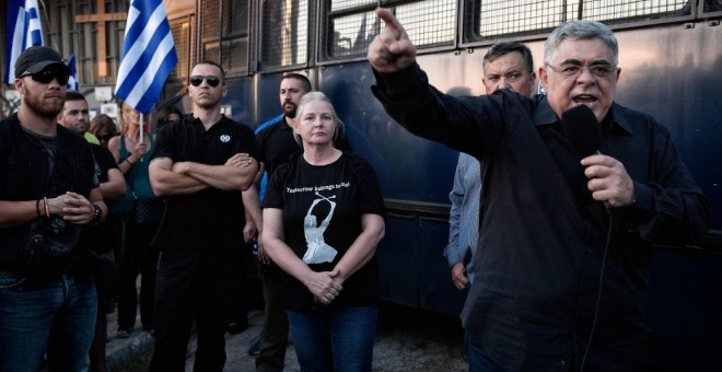 El líder del partido neonazi griego Amanecer Dorado, Nikos Michaliolakos, se dirige a sus seguidores en una concentración frente al sitio en donde se construye la primera mezquita e Atenas. AFP/Louise Gouliamaki