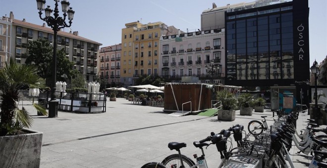 Bicicletas de uso compartido y terrazas en la plaza de Pedro Zerolo en Madrid. E.P./Eduardo Parra