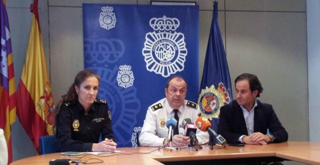 El inspector Antonio Suárez (en el centro) cuando era jefe de la UDYCO de Baleares. | EUROPA PRESS