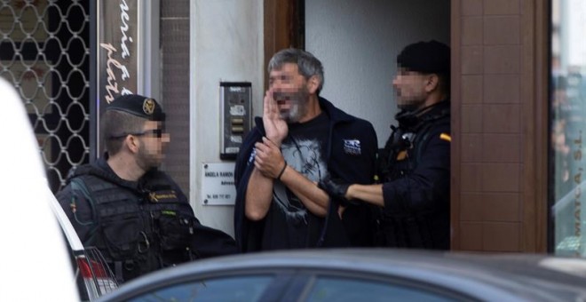 23/09/2019.- Agentes de la Guardia Civil acompañan a uno de los nueve detenidos durante el registro de un domicilio en Sabadell (Barcelona), uno de los registros que se están realizando en varias localidades catalanas en una operación ordenada por el Juzg
