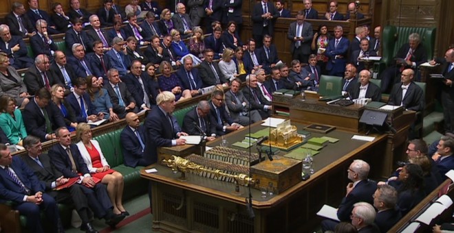El primer ministro británico, Boris Johnson, interviene en la Cámara de los Comunes, en la primera sesión tras el fallo de la Corte Suprema que declaró ilegal la suspensión del Parlamernto. E.P.