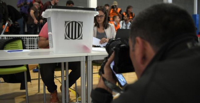 Votants en un col·legi de l'1-O. AFP