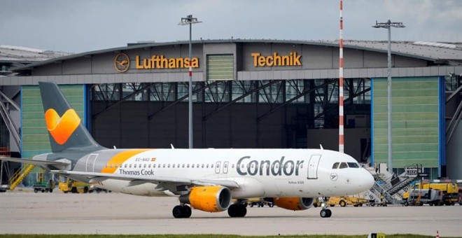 25/09/2019.- Un Airbus A320 del turoperador británico Thomas Cook en el Aeropuerto Internacional de Stuttgart, Alemania. EFE/EPA/Rronald Wittek