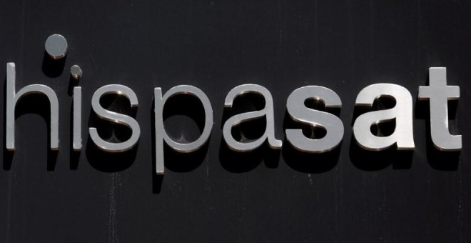 El logo de Hispasat en las afueras de su sede en Madrid. REUTERS/Sergio Perez