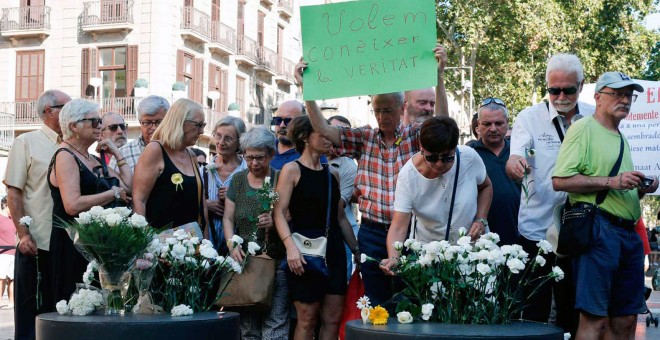 Un familiar de una víctima del atentado de Las Ramblas muestra la pancarta 'Queremos saber la verdad' durante el homenaje del segundo aniversario del 17A, en agosto pasado. | RTVE