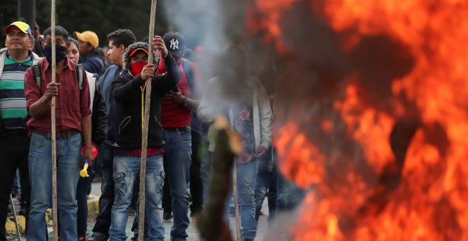 Los manifestantes incendiaron una barricada durante una protesta contra las medidas de austeridad del presidente de Ecuador, Lenin Moreno, en Quito, Ecuador, 8 de octubre de 2019. REUTERS / Ivan Alvarado
