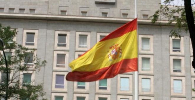 La bandera española a media asta ante la fachada del Ministerio de Defensa, en una imagen de 2015. EFE