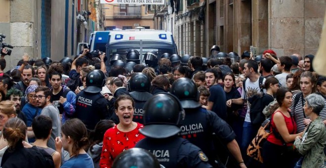 Efectius de Mossos d'Esquadra carreguen contra diversos activistes concentrats per impedir un desnonament alc arrer Sant Bartomeu, al barri del Raval, aquest dijous a Barcelona. EFE/Quique Garcia