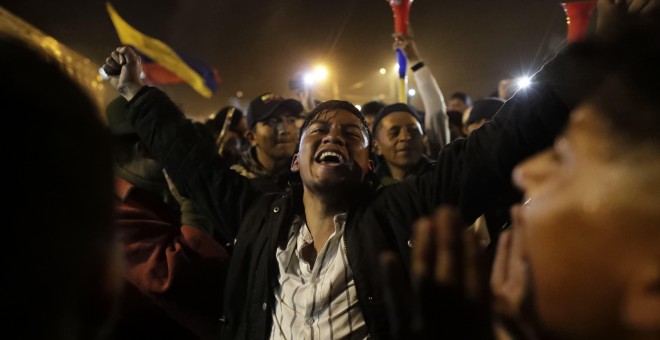 13/10/2019.-Manifestantes celebran el acuerdo logrado entre el Gobierno e indígenas que termina con las protestas en el país, en Quito. El Gobierno y los indígenas ecuatorianos llegaron este domingo a un acuerdo a través del cual se derogará el decreto 8