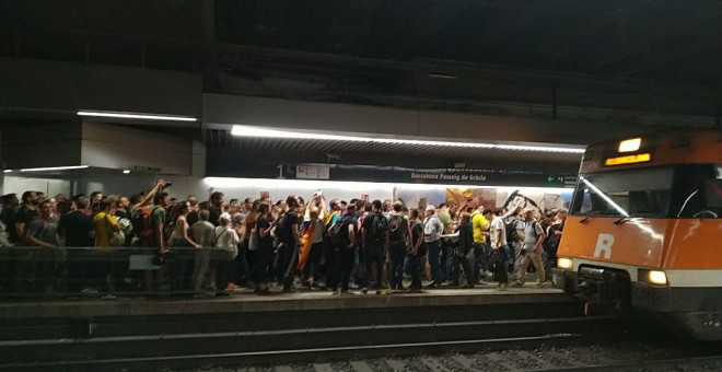 L'estació de Passeig de Gràcia plena de gent camí de l'aeroport per protestar contra la sentència.