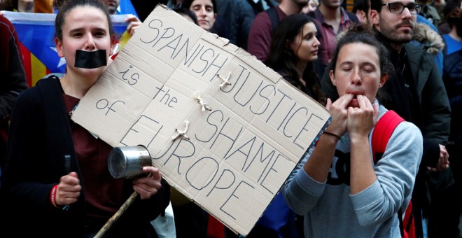 Concentración en protesta por la sentencia del Tribunal Supremo sobre el juicio del 'procés' frente a la Embajada de España en Bruselas. REUTERS/Francois Lenoir