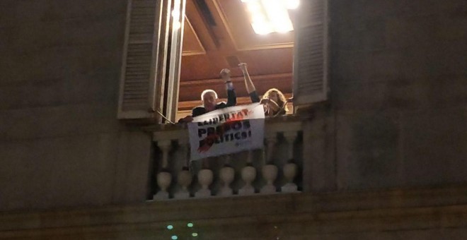 Ernest Maragall i Elisenda Alamany amb la pancarta per la llibertat dels presos polítics. ERC
