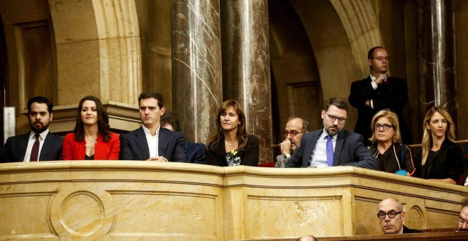 De izquierda a derecha: Fernando de Páramo, Inés Arrimadas y Albert Rivera, de Ciudadanos, seguidos de la diputada de JxCat al Congreso, Laura Borràs y la portavoz del PP en el Congreso de los Diputados Cayetana Álvarez de Toledo. EFE