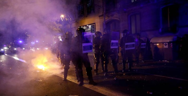 Un grupo de Mossos en Barcelona durante la concentración convocada por ANC y Òmnium Cultural. (REUTERS)