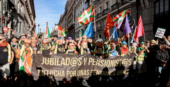 Momento en el que los pensionistas enfilan la Carrera de San Jerónimo después de haberse juntado las dos columnas en la Puerta del Sol | Ricardo Rubio / Europa Press