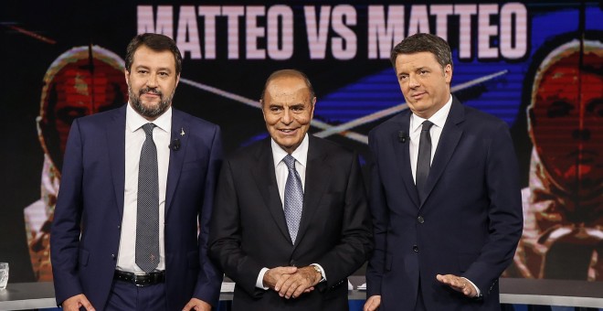 El exministro del Interior y líder de la Liga, Matteo Salvini (i), y el ex primer ministro italiano y líder de Italia Viva, Matteo Renzi (d), acuden al plató del programa televisivo 'Porta a porta', dirigido por el periodista italiano Bruno Vespa (c), es