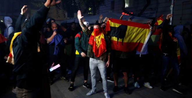 Varias personas ultraderechistas haciendo saludos fascistas y con indumentaria militar en el centro de Barcelona. /REUTERS