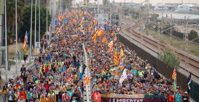 18/10/2019 - Los manifestantes catalanes cantan consignas mientras marchan durante la huelga general de Cataluña en El Masnou. / REUTERS (Albert Gea)