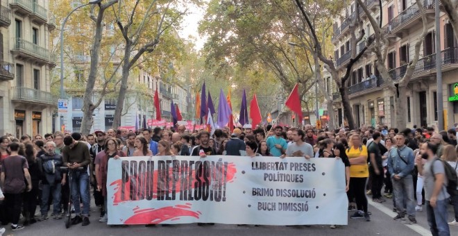 Manifestació contra la repressió al seu pas per Ronda de Sant Pere. EUROPA PRESS