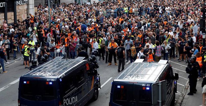 La Policía Nacional impide el acceso a la Via Laietana de Barcelona. / TONI ALBIR (EFE)