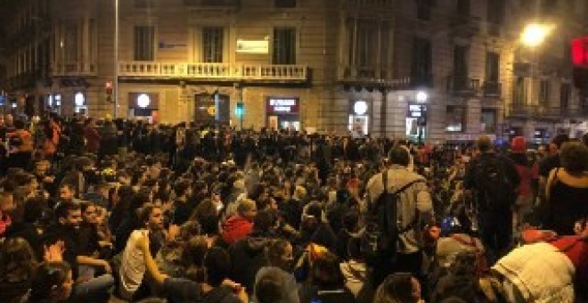 Manifestants asseguts a Plaça Urquinaona, a dalt de tot de la Via Laietana. CDR