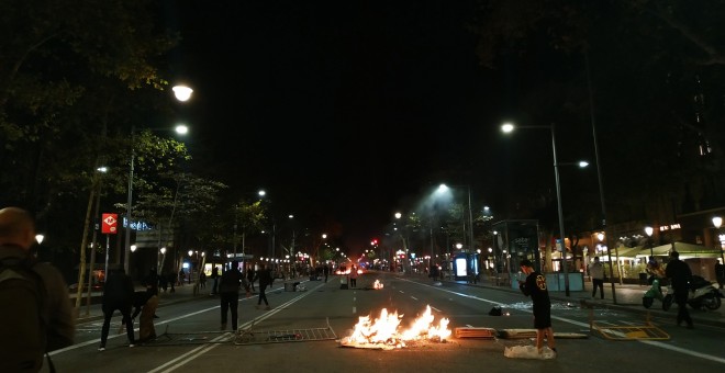 Una foguera en una de les jornades de protesta contra la sentència del Suprem als dirigents independentistes. ESPERANZA ESCRIBANO