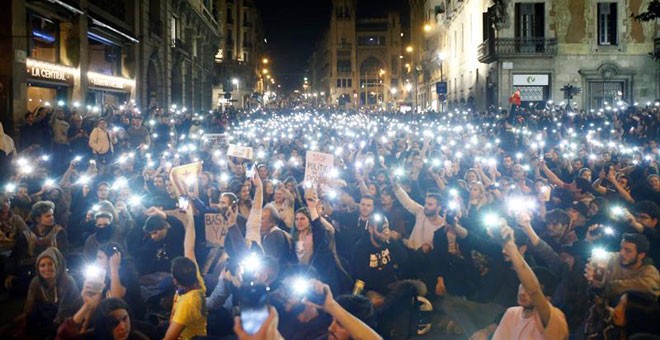 Manifestantes independentistas, ante la Jefatura Superior de Policía de Barcelona, en la Via Laietana. / QUIQUE GARCÍA (EFE)