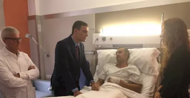 21/10/2019 - El presidente del Gobierno en funciones, Pedro Sánchez, visita a un agente herido en los disturbios en Barcelona - MONCLOA