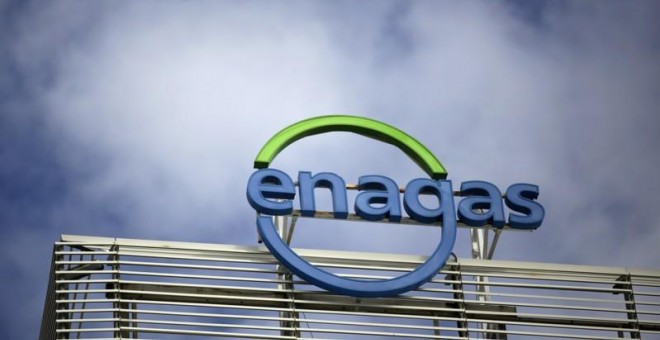 El logo de la empresa Enagas se ve en su sede en Madrid. REUTERS/Andrea Comas