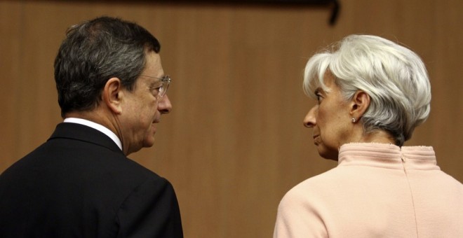 Fotografía de septiembre de 2012 del presidente del BCE, Mario Draghi, y la entonces directora gerente del FMI y su sucesora al frente del banco central de la Eurozona, Christine Lagarde, en una reunión del Eurgrupo en Nicosia (Chipre). AFP/Yiannis Kourto