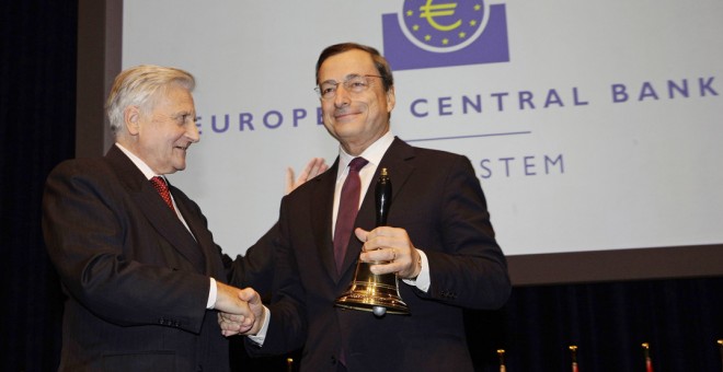 El francés Jean-Claude Trichet, entrega una campana a su sucesor al frente del BCE, Mario Draghi, al final de una ceremonia de despedida en el antiguo teatro de la ópera en Frankfurt, en octubre de 2011. REUTERS / Kai Pfaffenbach
