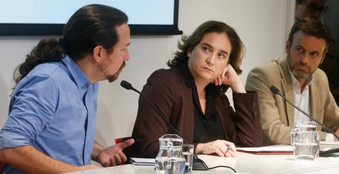 Pablo Iglesias, Ada Colau i Jaume Asens en la presentació de la proposta dels Comuns. EFE / QUIQUE GARCÍA