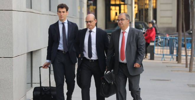 El expresidente del banco Popular, Ángel Ron, a la derecha, llegando a los juzgados este miércoles. / Europa Press