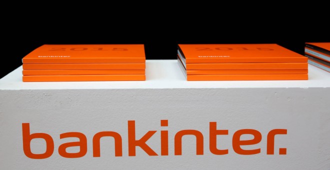 El logo de Bankinter en una mesa con la documentación para una de las juntas de accionistas del banco. REUTERS