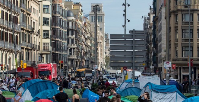 Unos 150 jóvenes, la mayoría universitarios, han pasado la noche acampados en casi un centenar de tiendas de campaña instaladas en la plaza de la Universitat, en Barcelona. /EFE