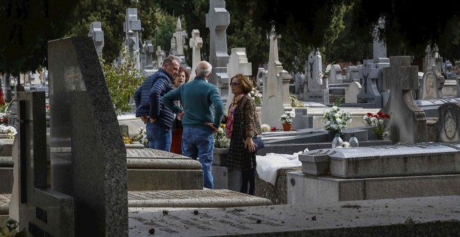 Varias personas en el  cementerio de La Almudena, en Madrid, el Día de Difuntos. EFE/Paco Campos