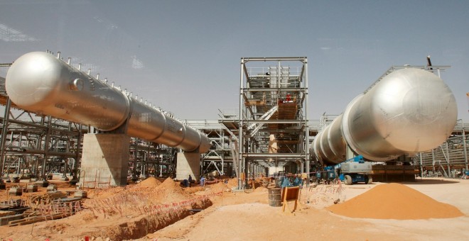 Imagen de las instalaciones de la planta petrolífera de Aramco en Khurais a unos 160 kilómetros de Riad (Arabia Saudí). EFE/ Ali Haider