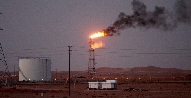 Imagen de las instalaciones de la planta petrolífera de Aramco en Khurais a unos 160 kilómetros de Riad (Arabia Saudí). EFE/EPA/ALI HAIDER