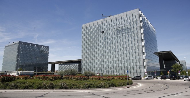 Vista exterior del edificio de la sede de Telefónica, situado en la Ronda de la Comunicación de Madrid, en la zona norte de la capital. E.P./ Eduardo Parra