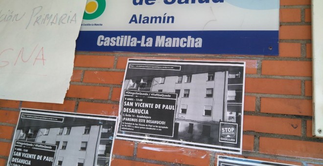 Varios carteles anuncian el caso en los muros de la ciudad./ Guillermo Martínez