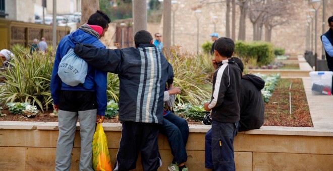 08/02/2019.- Menores migrantes en la Plaza de las Culturas de Melilla. / EFE