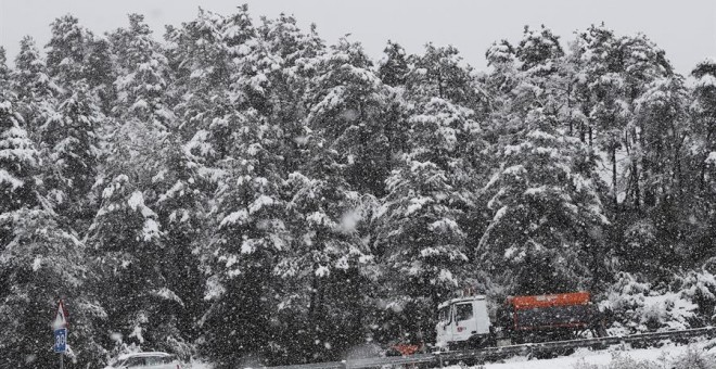 Un camión quitanieves despeja la calzada de la N-135 en el Puerto de Erro, en una jornada electoral donde la nieve ha hecho acto de presencia fundamentalmente en el norte de la Comunidad Foral. EFE/ Jesús Diges