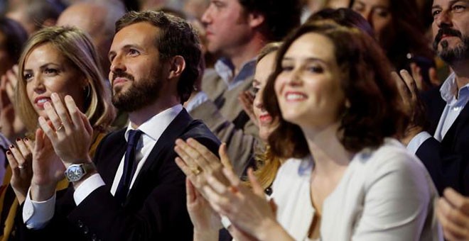 Isabel Díaz Ayuso, junto a Pablo Casado, en el mitin de cierre de campaña del PP. / EFE