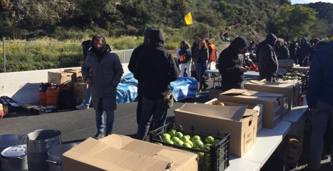 Aliments traslladats a l'autopista pels manifestants que participen en el tall de l'autopista, al punt fronterer d'El Portús