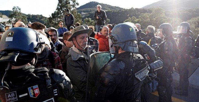 Moment de tensió a l'autopista entre manifestants i gendarmes. EFE