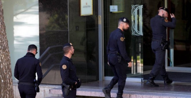Agentes de la Guardia Civil acceden a la sede del Consell Catalá de l'Esport. (EFE)